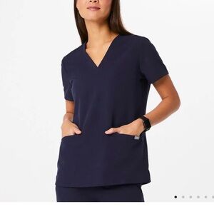 Figs Casma 3 pocket scrub top - navy